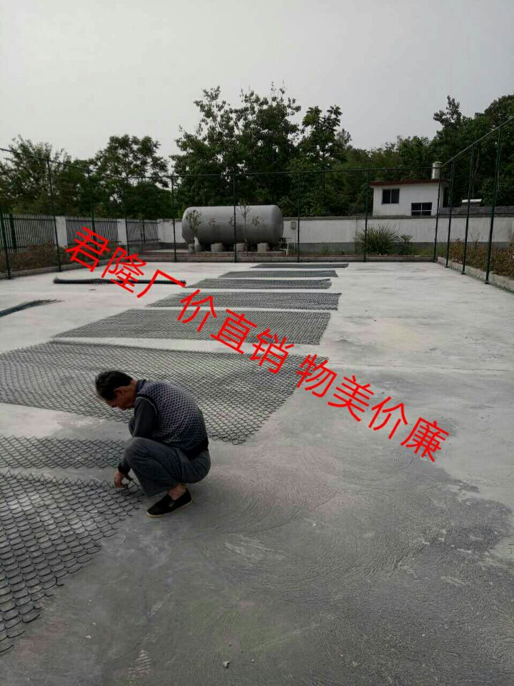 河南南洋420平米篮球场围网按装图片  安平县君隆护栏网厂  